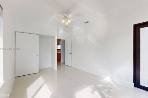 House in Miami, Florida 4 bedrooms, 239.5 sq.m. № 1375369 - photo 23