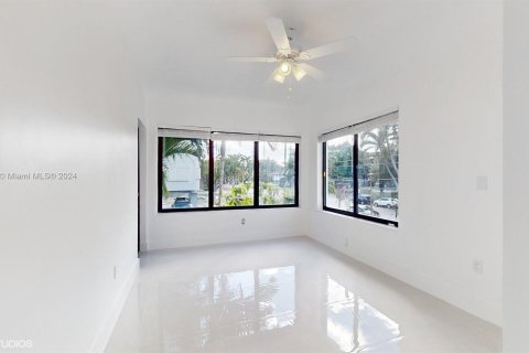 House in Miami, Florida 4 bedrooms, 239.5 sq.m. № 1375369 - photo 22