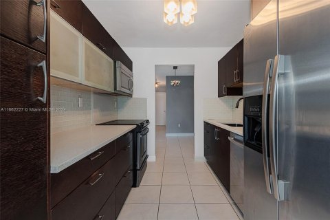 Condo in Miami Beach, Florida, 1 bedroom  № 1375371 - photo 18