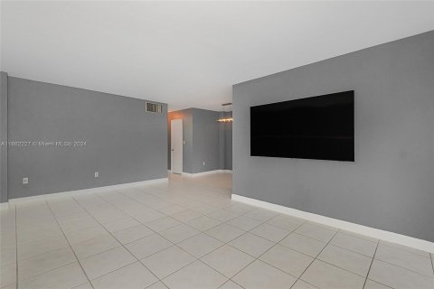 Condo in Miami Beach, Florida, 1 bedroom  № 1375371 - photo 7