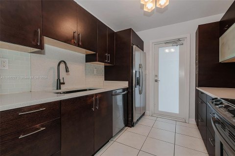 Condo in Miami Beach, Florida, 1 bedroom  № 1375371 - photo 16