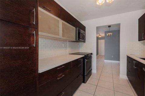 Condo in Miami Beach, Florida, 1 bedroom  № 1375371 - photo 19