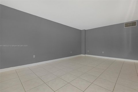 Condo in Miami Beach, Florida, 1 bedroom  № 1375371 - photo 8