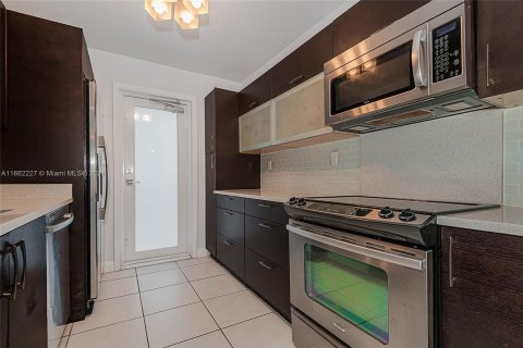 Condo in Miami Beach, Florida, 1 bedroom  № 1375371 - photo 17