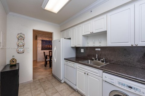 Condo in Hollywood, Florida, 1 bedroom  № 1330807 - photo 15