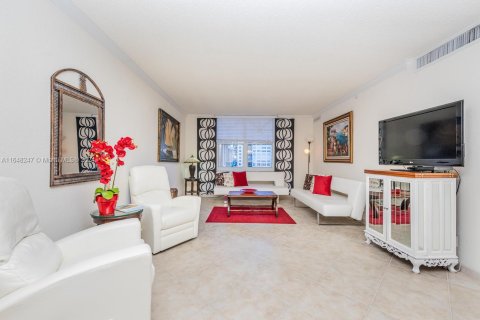 Condo in Hollywood, Florida, 1 bedroom  № 1330807 - photo 9