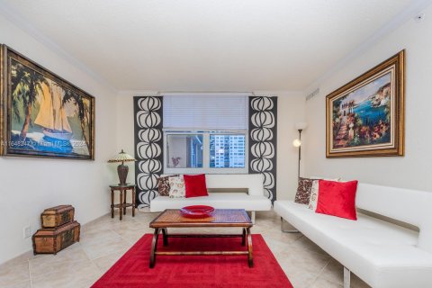 Condo in Hollywood, Florida, 1 bedroom  № 1330807 - photo 1