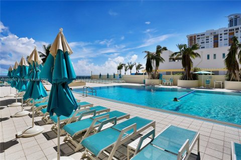 Condo in Hollywood, Florida, 1 bedroom  № 1330807 - photo 28