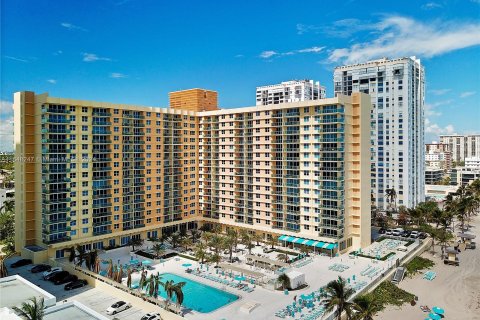 Condo in Hollywood, Florida, 1 bedroom  № 1330807 - photo 29