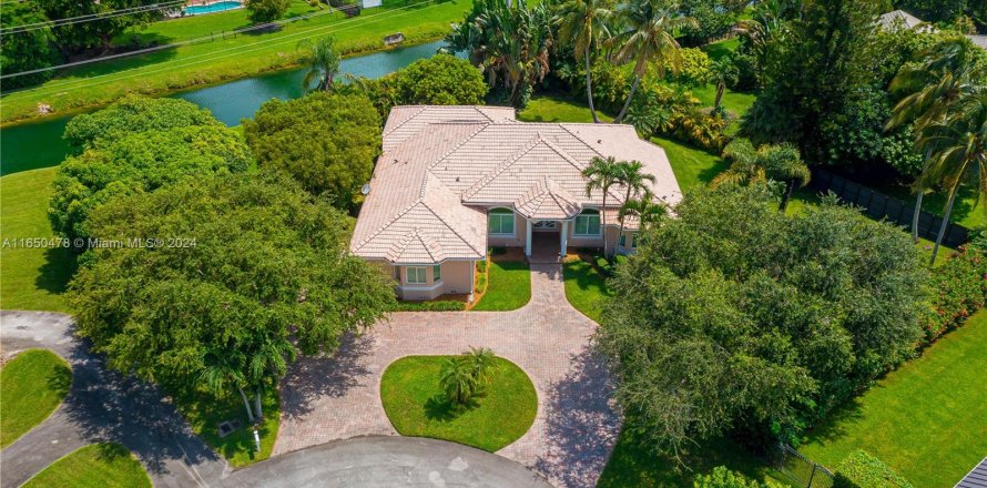 Villa ou maison à Palmetto Bay, Floride 4 chambres, 251.21 m2 № 1360458