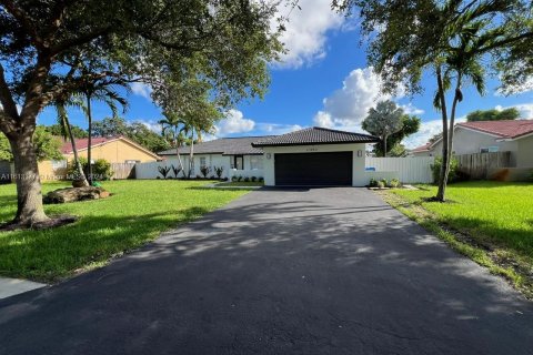 House in Coral Springs, Florida 4 bedrooms, 188.41 sq.m. № 1235340 - photo 2