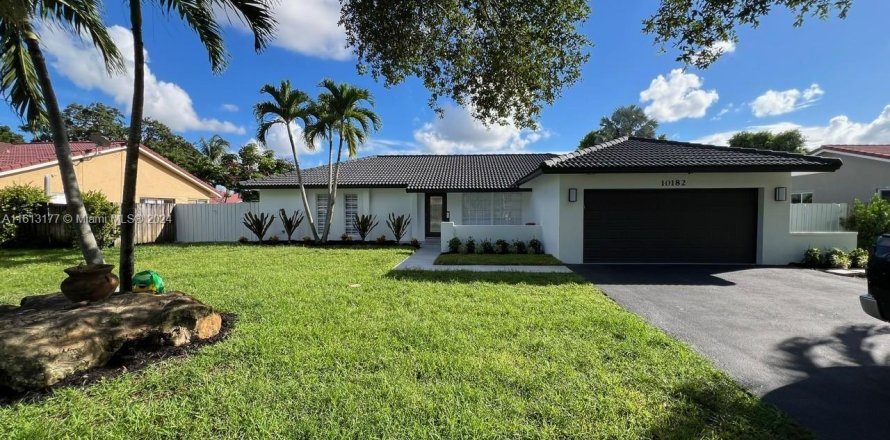 House in Coral Springs, Florida 4 bedrooms, 188.41 sq.m. № 1235340