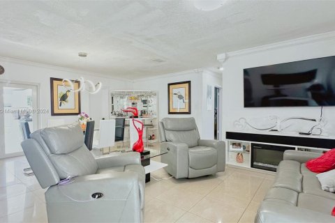 House in Miami Gardens, Florida 4 bedrooms, 128.86 sq.m. № 1229007 - photo 8