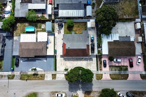 Casa en venta en Miami Gardens, Florida, 4 dormitorios, 128.86 m2 № 1229007 - foto 1