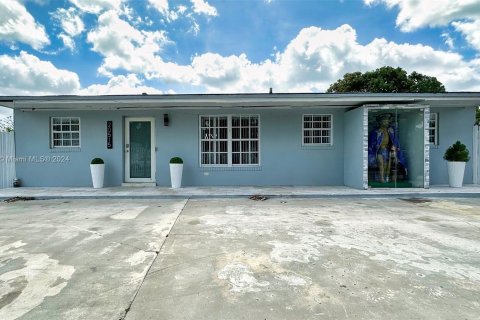 House in Miami Gardens, Florida 4 bedrooms, 128.86 sq.m. № 1229007 - photo 3