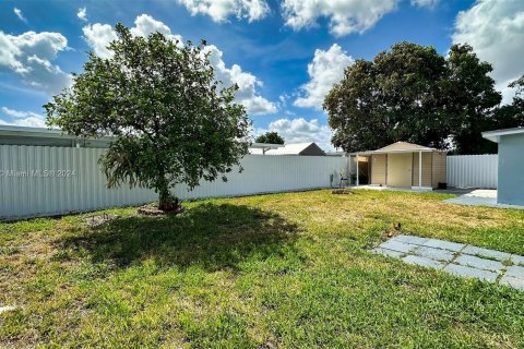 House in Miami Gardens, Florida 4 bedrooms, 128.86 sq.m. № 1229007 - photo 6