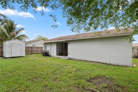 House in North Lauderdale, Florida 3 bedrooms, 115.85 sq.m. № 1236072 - photo 11