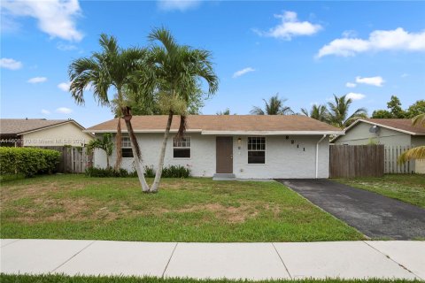 House in North Lauderdale, Florida 3 bedrooms, 115.85 sq.m. № 1236072 - photo 1