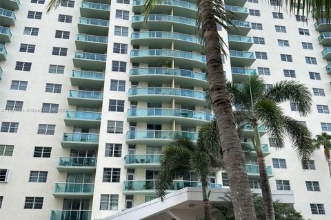 Condo in Sunny Isles Beach, Florida, 2 bedrooms  № 1270990 - photo 2