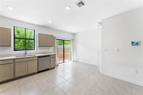 Townhouse in Florida City, Florida 3 bedrooms, 128.21 sq.m. № 1321398 - photo 6