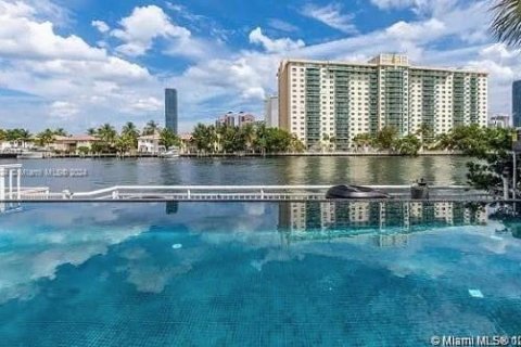 Villa ou maison à vendre à Aventura, Floride: 5 chambres, 399.48 m2 № 1238262 - photo 1