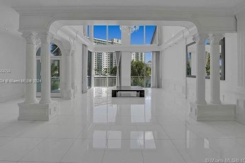 Villa ou maison à vendre à Aventura, Floride: 5 chambres, 399.48 m2 № 1238262 - photo 12