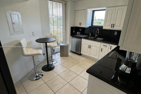 Condo in Aventura, Florida, 2 bedrooms  № 1233829 - photo 17