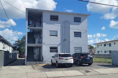 Commercial property in Miami, Florida 893.26 sq.m. № 1023607 - photo 1