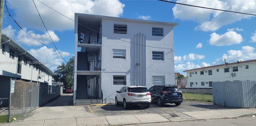 Commercial property in Miami, Florida 893.26 sq.m. № 1023607