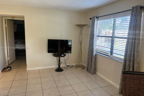 Condo in Miramar, Florida, 1 bedroom  № 1384628 - photo 8