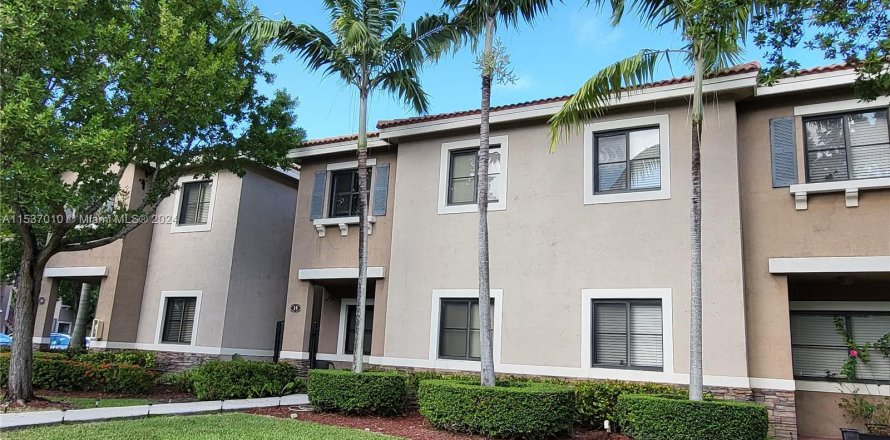 Townhouse in Cutler Bay, Florida 3 bedrooms, 140.75 sq.m. № 1021496