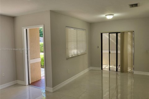 Adosado en venta en Cutler Bay, Florida, 3 dormitorios, 140.75 m2 № 1021496 - foto 7