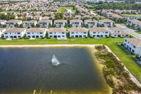 Townhouse in Lake Worth, Florida 4 bedrooms, 227.61 sq.m. № 1207390 - photo 1