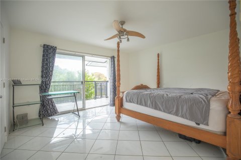 Townhouse in North Miami, Florida 2 bedrooms, 119.1 sq.m. № 1047561 - photo 4