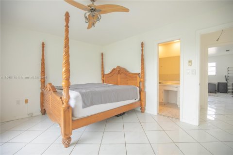 Townhouse in North Miami, Florida 2 bedrooms, 119.1 sq.m. № 1047561 - photo 5