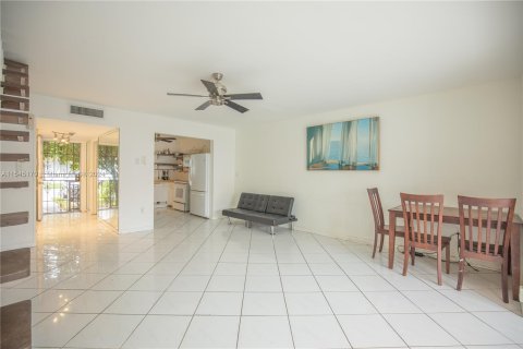 Townhouse in North Miami, Florida 2 bedrooms, 119.1 sq.m. № 1047561 - photo 10