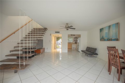 Townhouse in North Miami, Florida 2 bedrooms, 119.1 sq.m. № 1047561 - photo 11