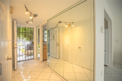 Townhouse in North Miami, Florida 2 bedrooms, 119.1 sq.m. № 1047561 - photo 17