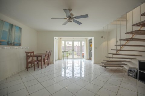 Townhouse in North Miami, Florida 2 bedrooms, 119.1 sq.m. № 1047561 - photo 12