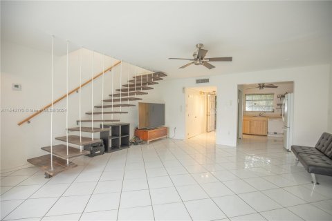 Townhouse in North Miami, Florida 2 bedrooms, 119.1 sq.m. № 1047561 - photo 9