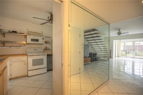 Townhouse in North Miami, Florida 2 bedrooms, 119.1 sq.m. № 1047561 - photo 16