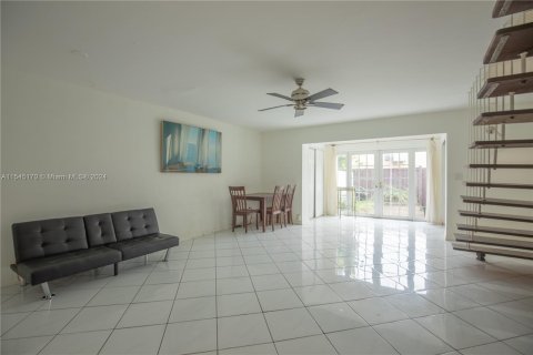 Townhouse in North Miami, Florida 2 bedrooms, 119.1 sq.m. № 1047561 - photo 7
