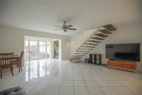 Townhouse in North Miami, Florida 2 bedrooms, 119.1 sq.m. № 1047561 - photo 8