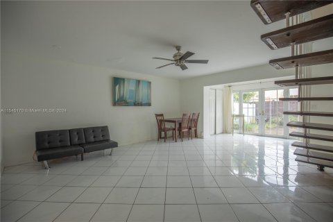 Townhouse in North Miami, Florida 2 bedrooms, 119.1 sq.m. № 1047561 - photo 6