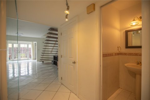 Townhouse in North Miami, Florida 2 bedrooms, 119.1 sq.m. № 1047561 - photo 15