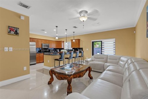 House in Miami, Florida 5 bedrooms, 234.76 sq.m. № 1413545 - photo 7