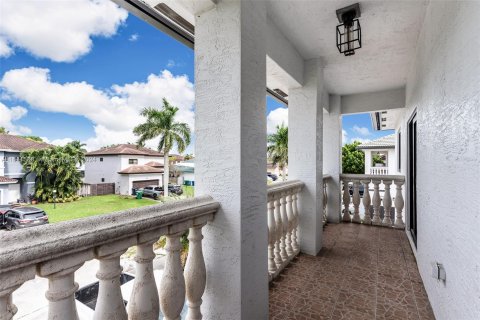 House in Miami, Florida 5 bedrooms, 234.76 sq.m. № 1413545 - photo 23