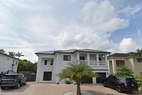 House in Miami, Florida 5 bedrooms, 234.76 sq.m. № 1413545 - photo 1