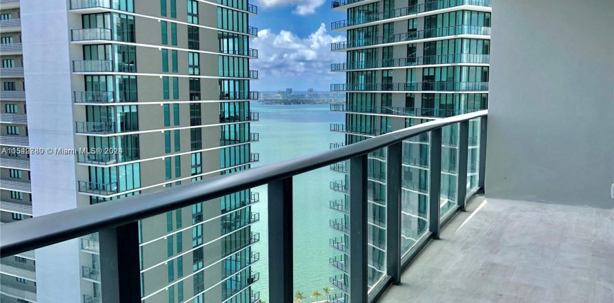 Condominio en Miami, Florida, 1 dormitorio  № 1060730