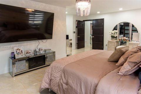 Casa en venta en Hialeah, Florida, 5 dormitorios, 253.44 m2 № 1330955 - foto 26